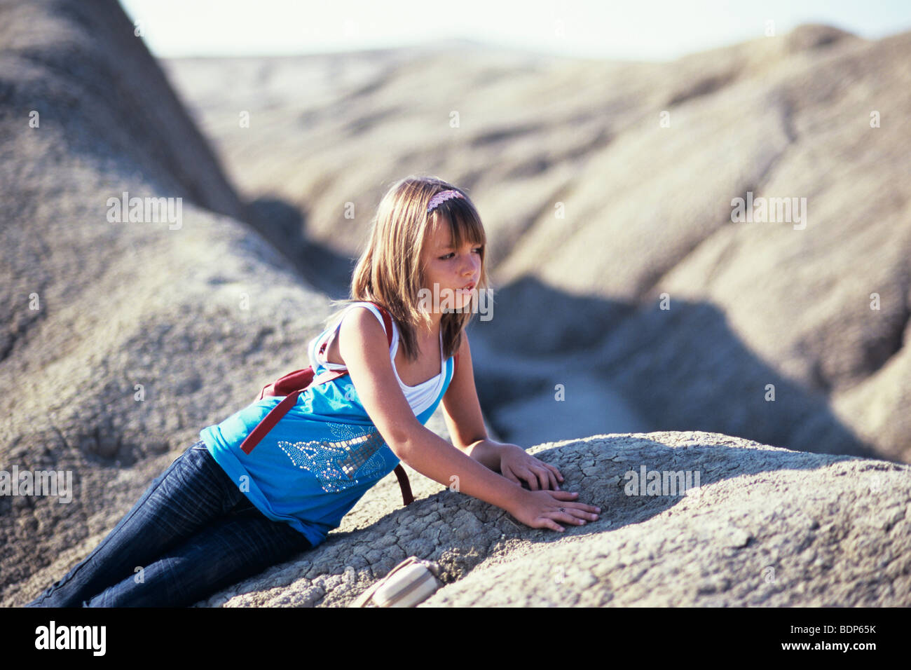 schöne Mädchen stehen auf Vulkane und Schönheit der Natur bewundern. braune Landschaft im Hintergrund Stockfoto