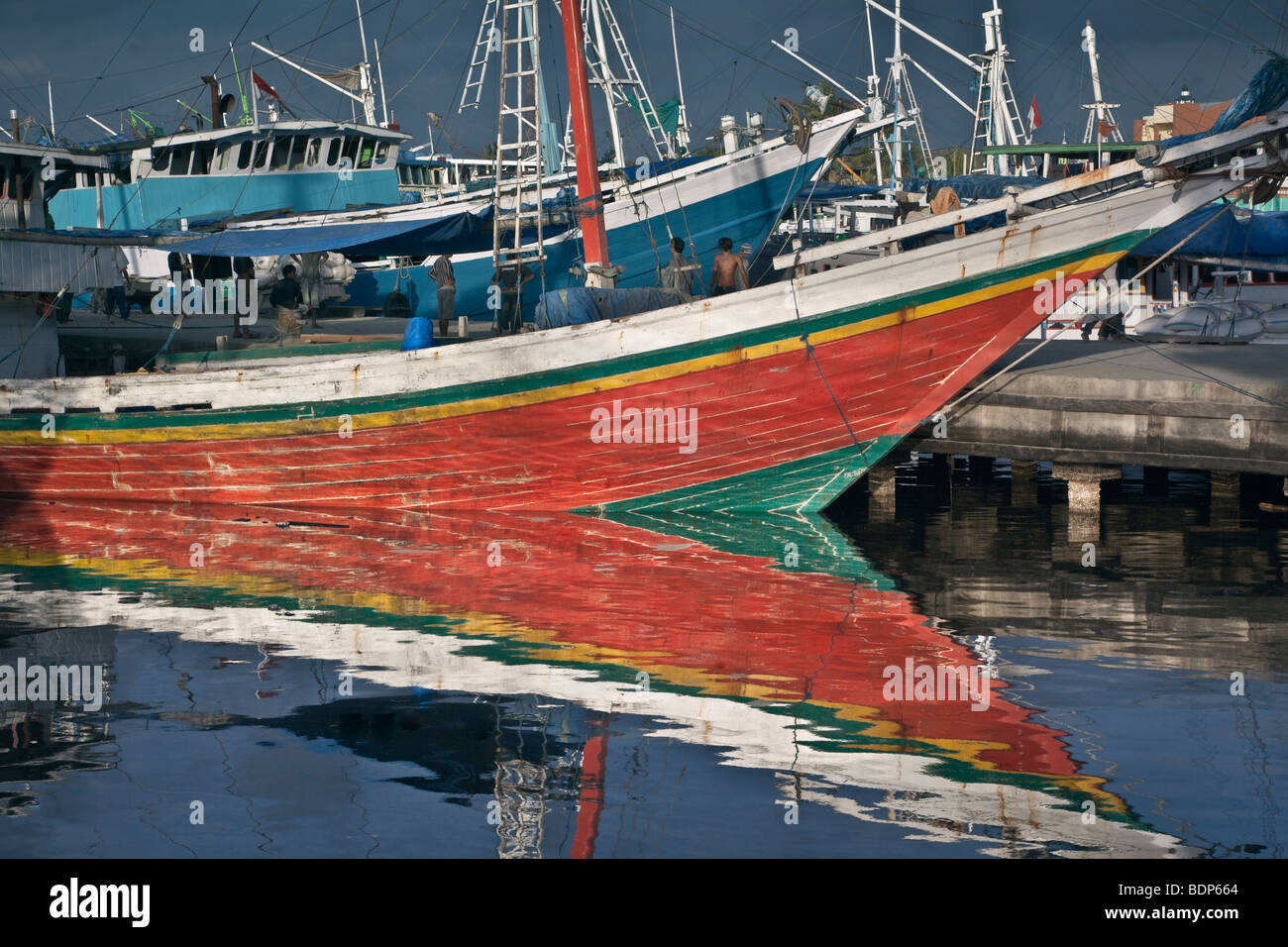 Indonesien, Sulawesi, Makassar (ehemals Ujung Pandang) Pelabuhan Paotere Hafen wo Bugis Segelschiffe, am späten Nachmittag anlegen Stockfoto
