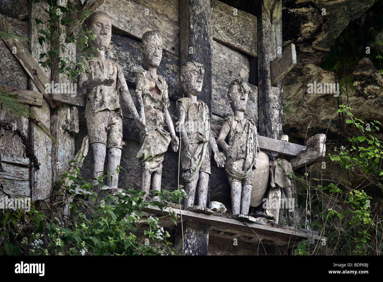 Indonesien, Sulawesi, Tana Toraja Bereich, Marante Dorf Stein Gräber mit hölzernen Bildnisse der Toten bekannt als Tau Tau Stockfoto
