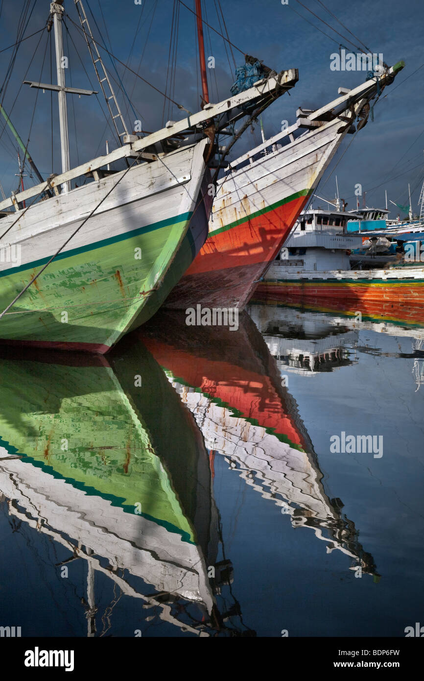 Indonesien, Sulawesi, Makassar (ehemals Ujung Pandang) Pelabuhan Paotere Hafen wo Bugis Segelschiffe, am späten Nachmittag anlegen Stockfoto
