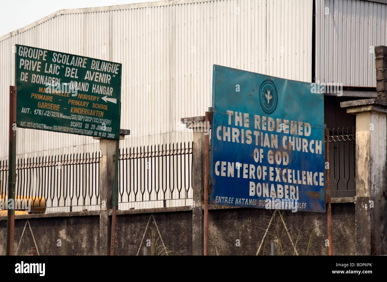 Anzeichen für Privatschule und erlöst Christian Church of Gott Centre of Excellence Bonaberi Bezirk Douala Kamerun Westafrika Stockfoto