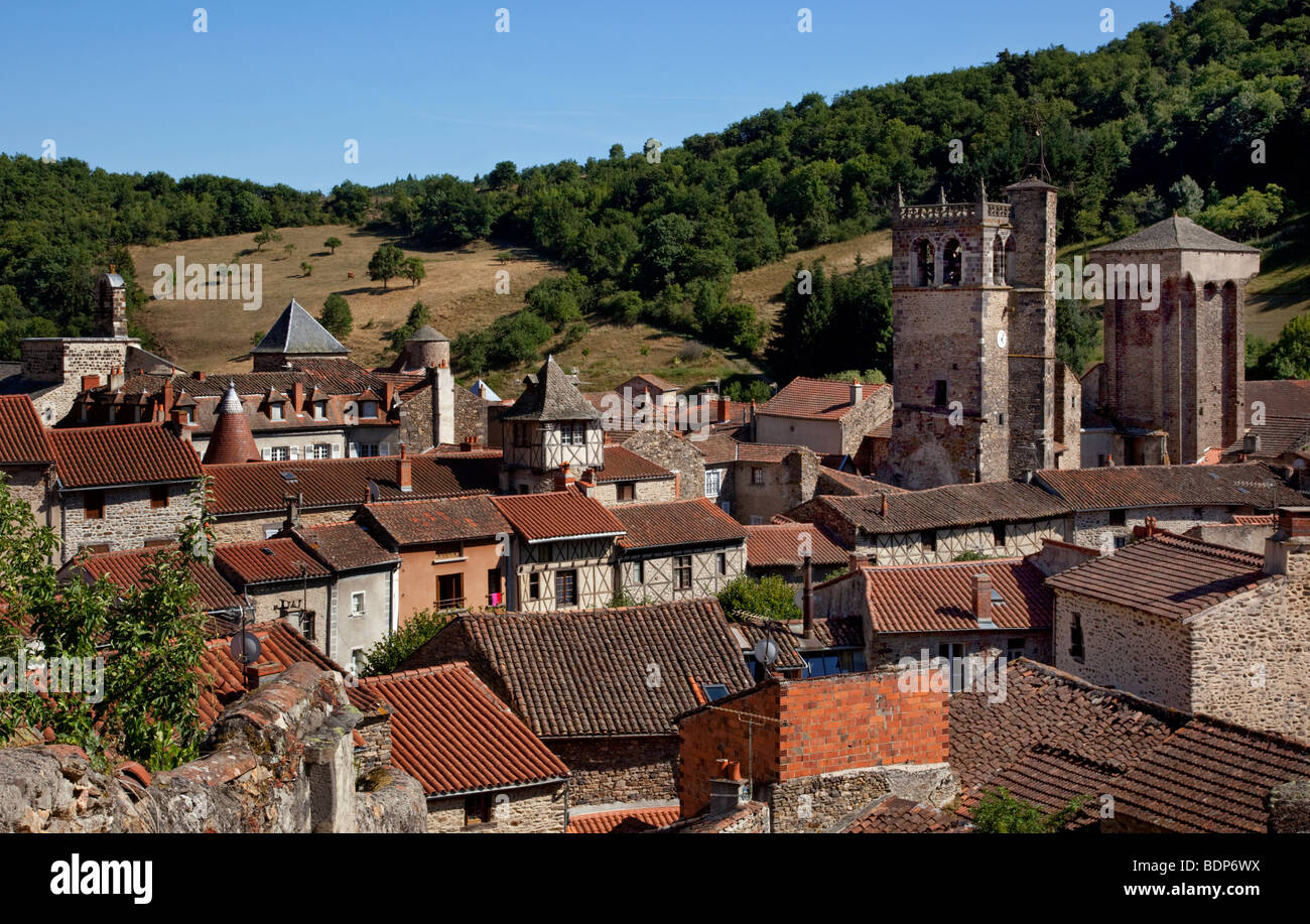 Blick über historische mittelalterliche Dorf von Blesle, Haute-Loire, Auvergne, Frankreich. Stockfoto