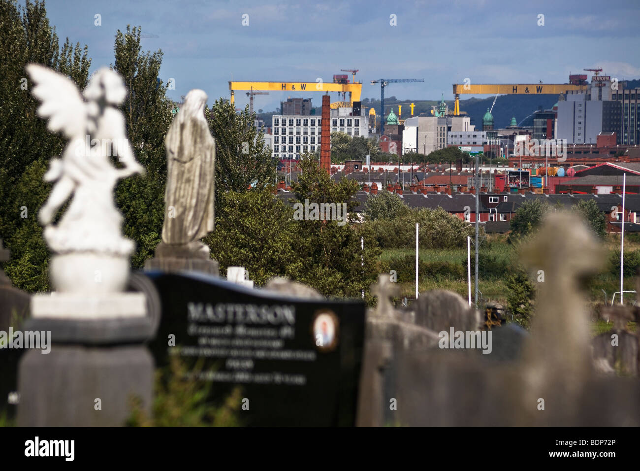 Harland & Wolff Werft in Belfast wie aus dem Milltown-Friedhof zu sehen. Stockfoto