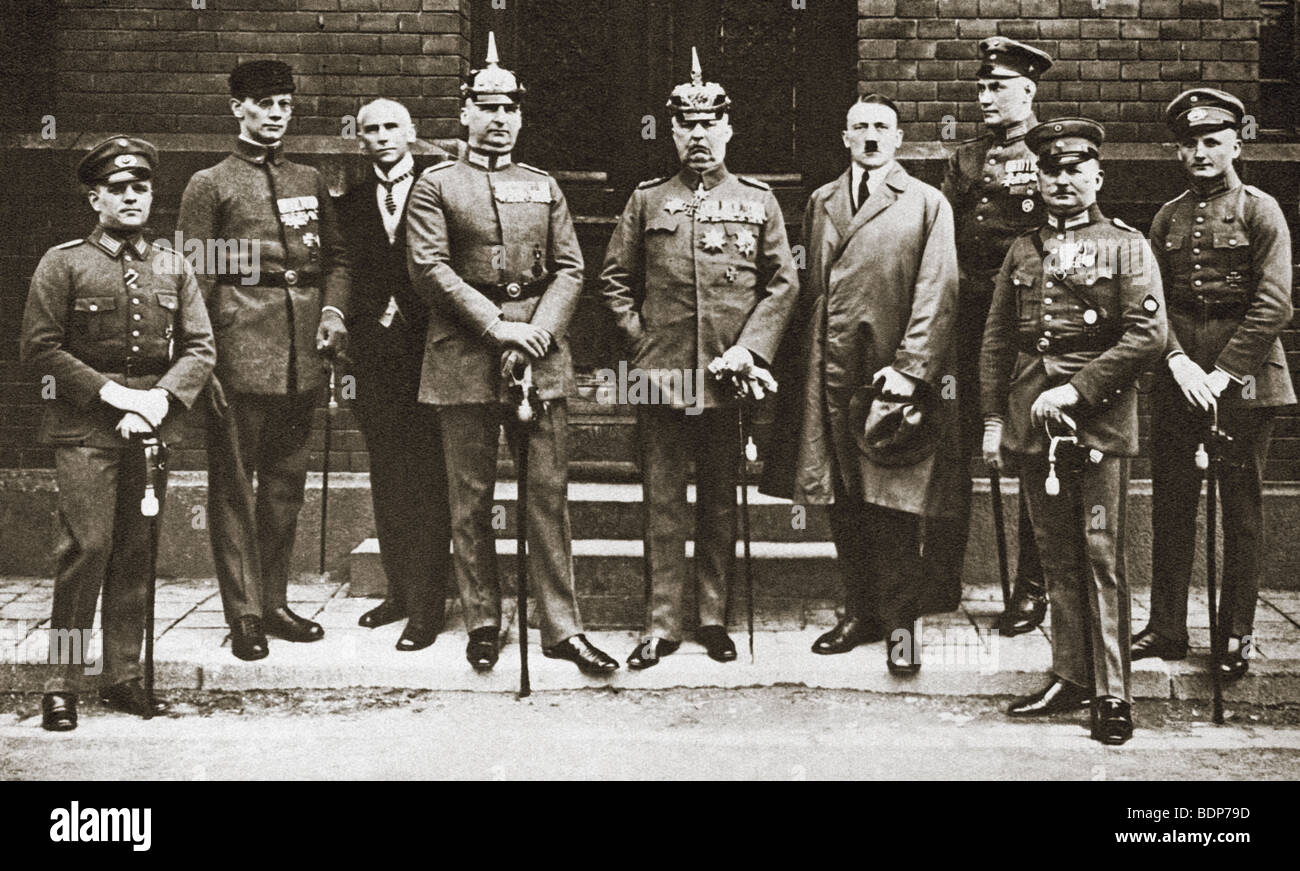 ADOLF HITLER (vierter von rechts) neben Präsident Hindenberg Stockfoto