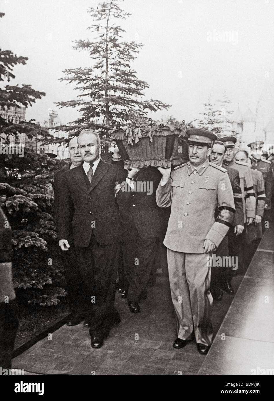STALIN auf der rechten Seite und Molotow auf der linken Seite sind tragen den Sarg von Mikhail Kalinin auf dem Gelände des Kremls im Juni 1946 Stockfoto