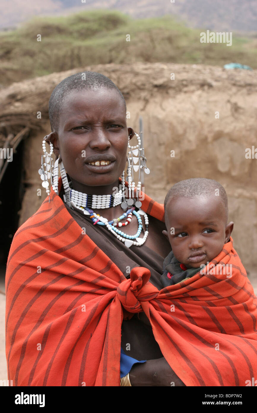 Massai Afrika, Tansania, eine ethnische Gruppe von semi-nomadische Leute Mutter mit baby Stockfoto