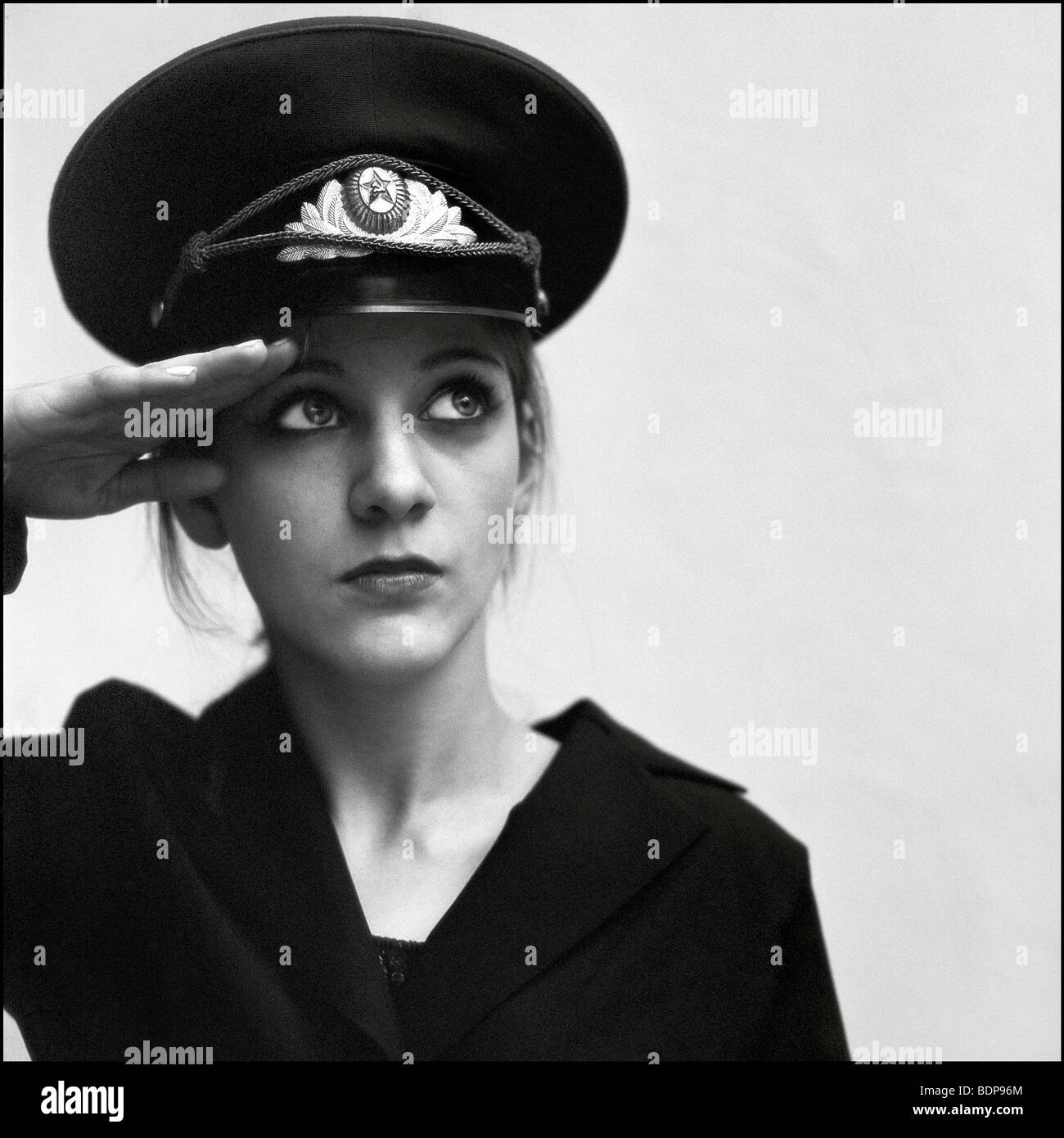 Eine junge Frau, gekleidet in einen militärischen Hut Stockfoto