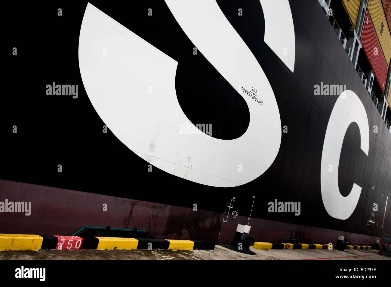 MSC-Container Schiff am Kai Logo Schilder Grafik Stockfoto