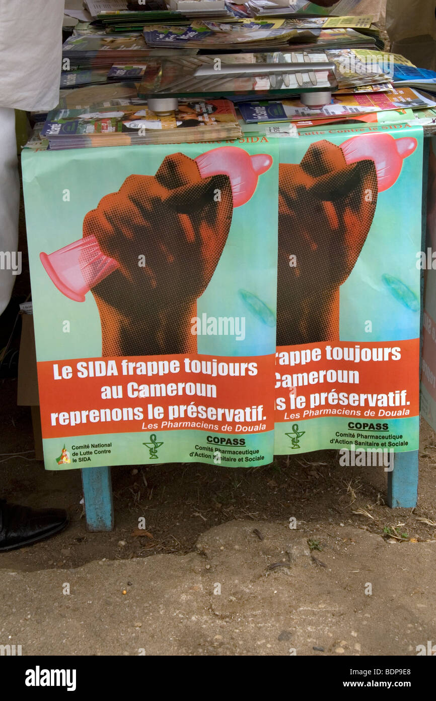 Förderung der Verwendung von Kondomen bei AIDS Awareness Poster stehen am Karneval in Bonapriso Bezirk Douala Kamerun Westafrika Stockfoto