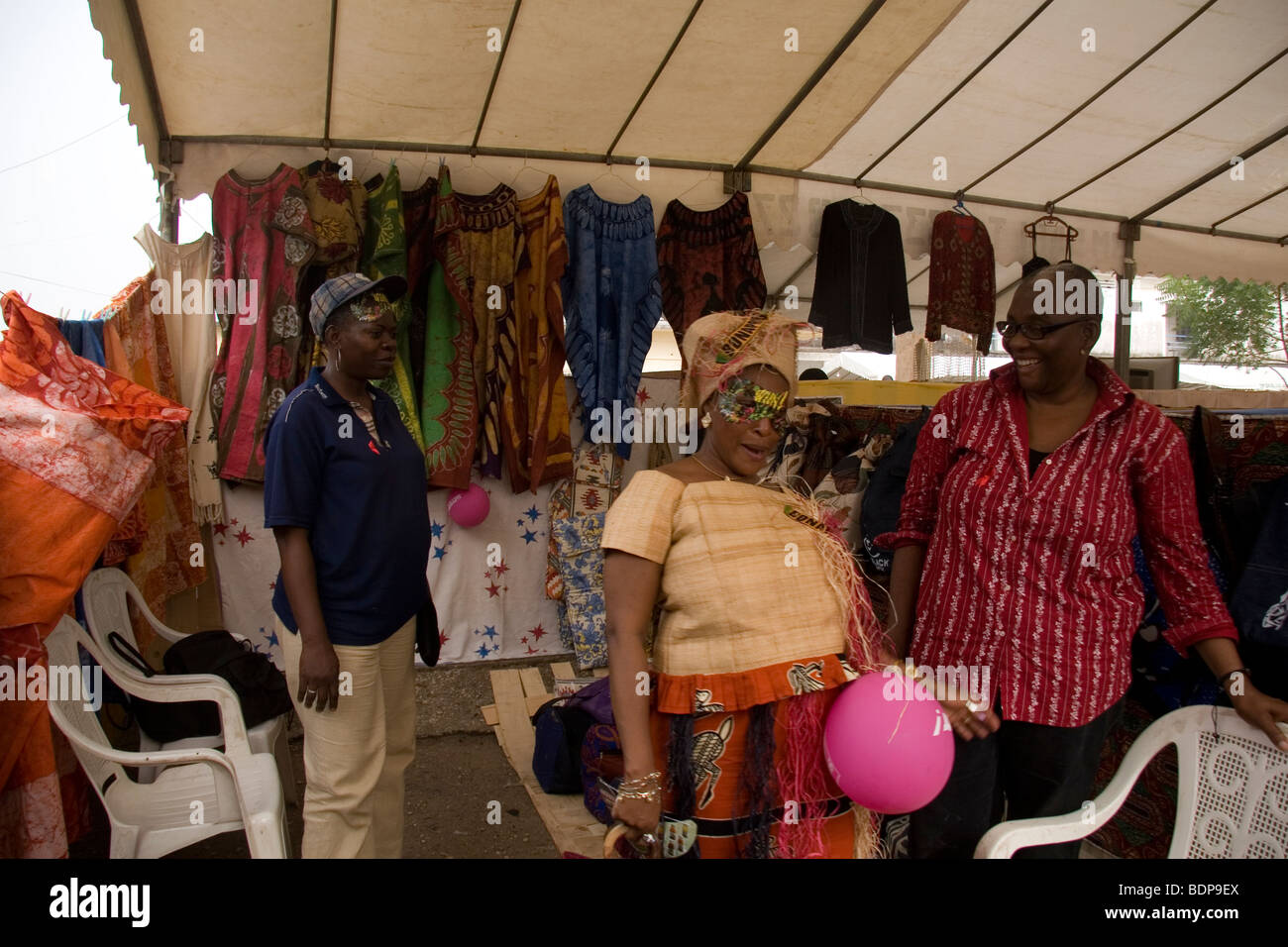 Frauengruppe stehen am Karneval in Bonapriso Bezirk Douala Kamerun Westafrika Verkauf Batik Kleider Stockfoto