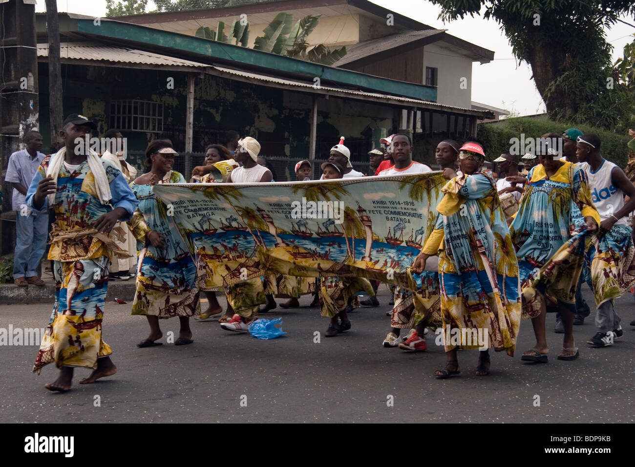 Karneval Parade Bonapriso Bezirk Douala Kamerun Westafrika Gruppe aus Batanga in der Nähe von Kribi in Süden der Provinz Stockfoto