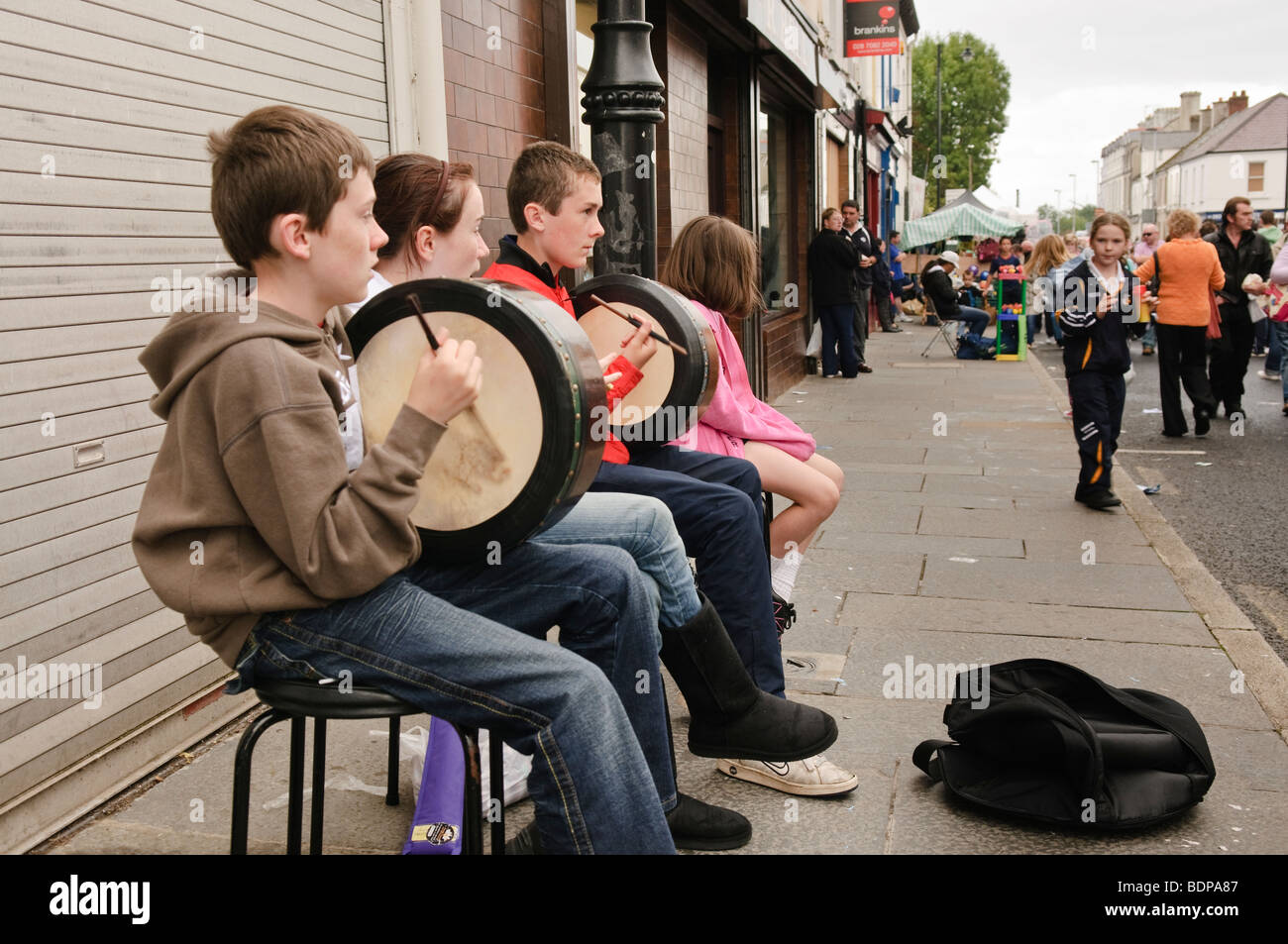 Kinder als Straßenmusikant auf der Aul/Ould Lammas Fair, traditionelle irische Instrumente spielen Stockfoto