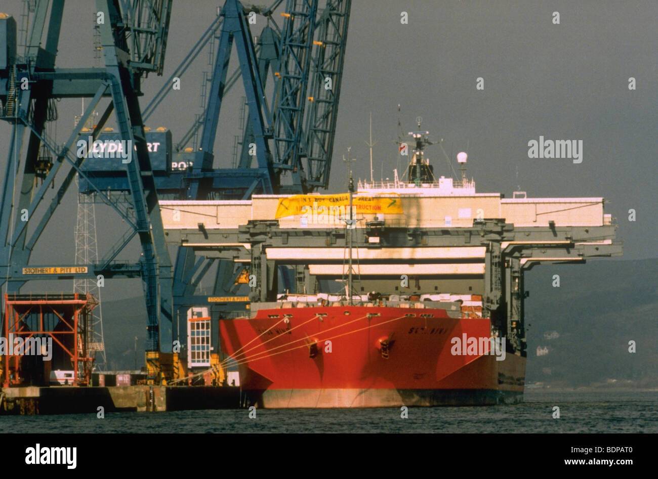 Greenpeace-Aktion gegen SAGA WIND Schiff mit Ladung von alten kanadischen Regenwald Holz und Zellstoff in Greenock, Schottland Stockfoto