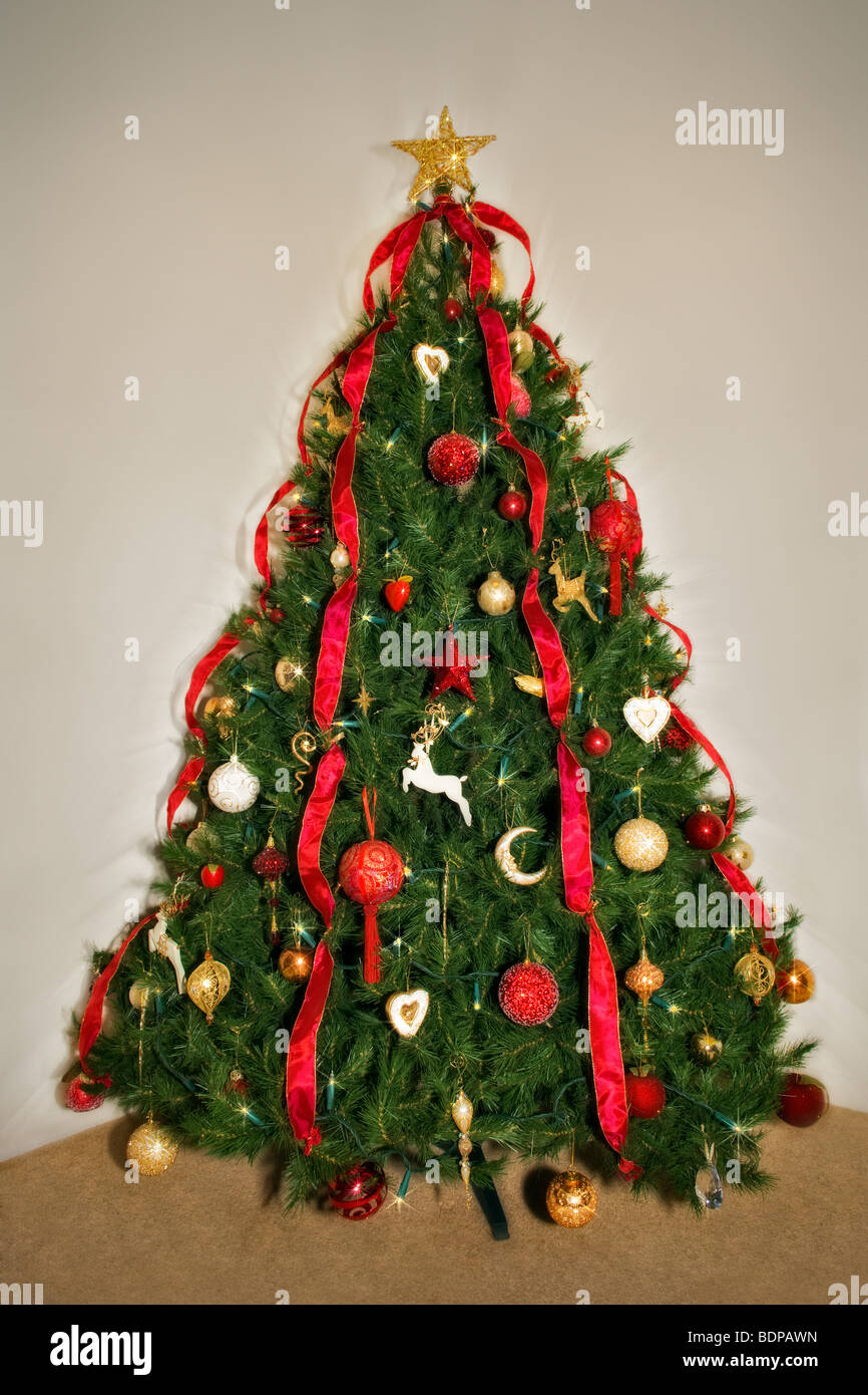 Traditionell dekorierten Weihnachtsbaum in rot und gold Design Stockfoto