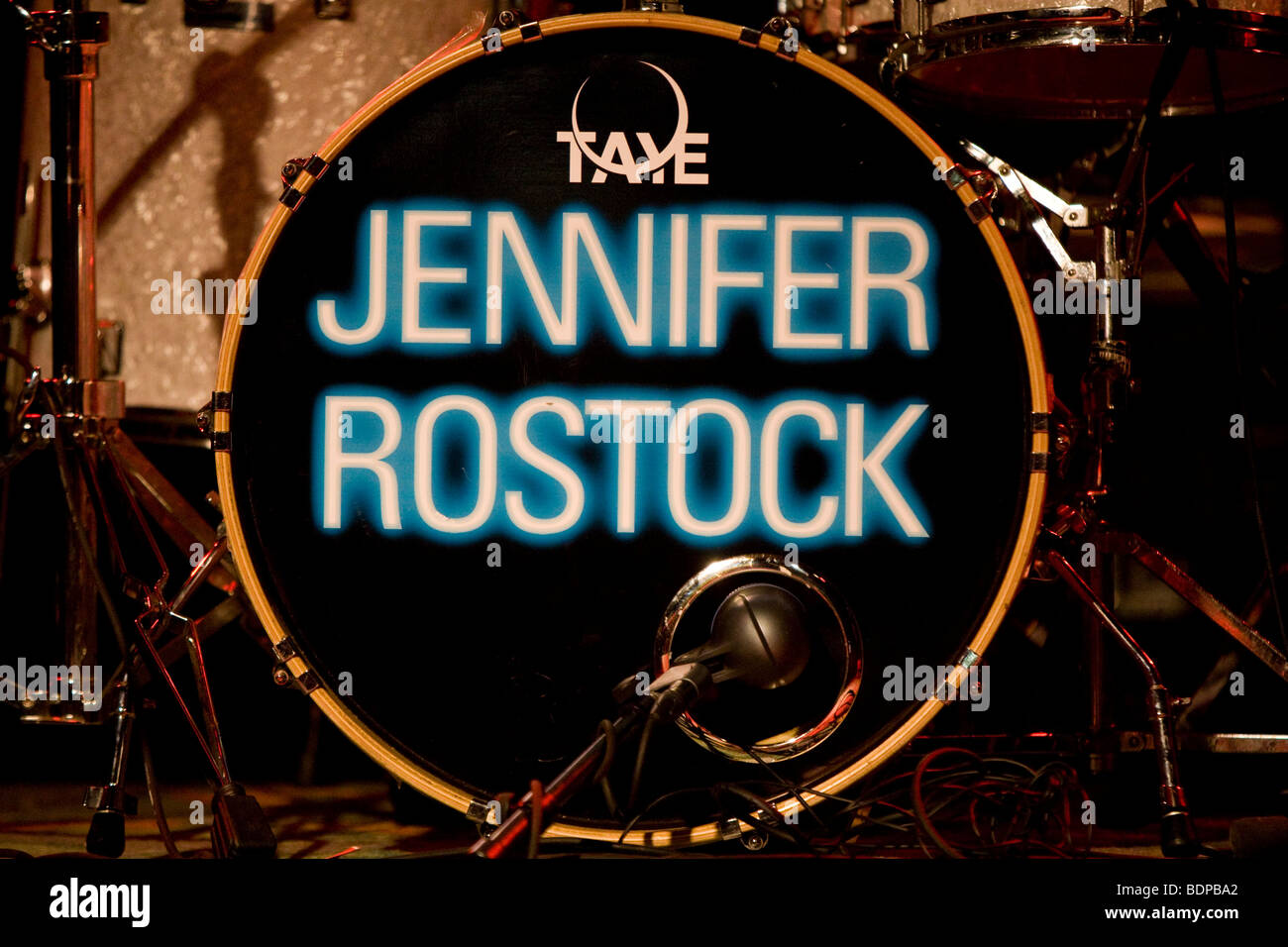 Logo, Trommeln, Jennifer Rostock, deutscher Rocksänger Stockfoto