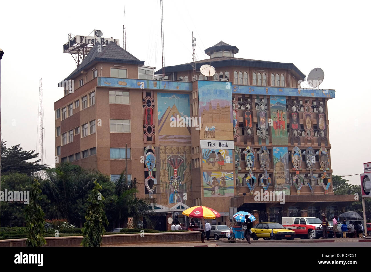Erstes Bank-Gebäude mit außen dekoriert mit Bildern zeigt traditionelle afrikanische Figuren Kamerun Yaound Stockfoto