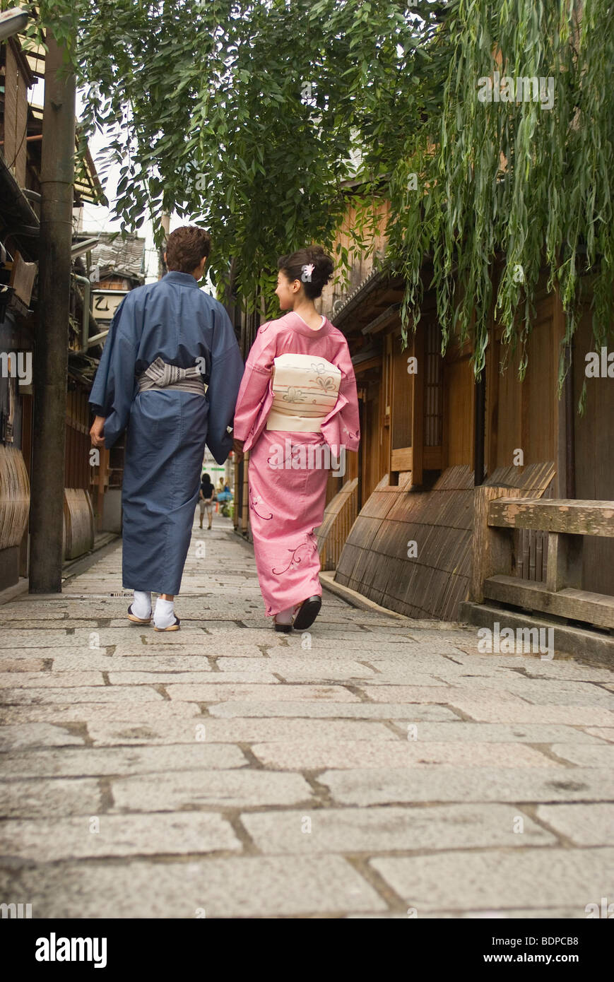 Junges Paar in Kimono zu Fuß Stockfoto