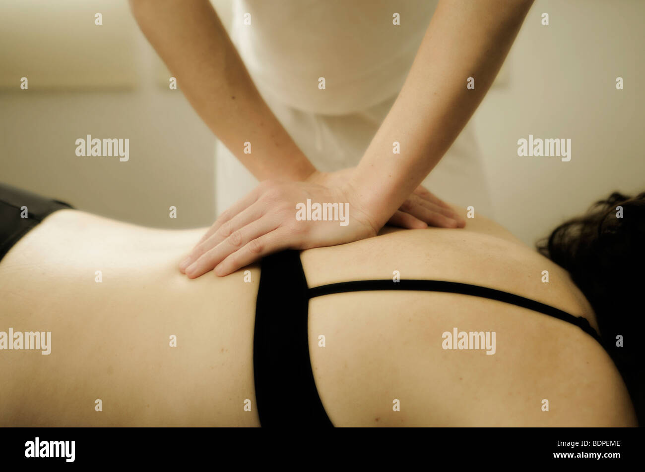 Osteopathische Technik der gekreuzten Pisiforms über Badekappen. Osteopathische Medizin. Stockfoto