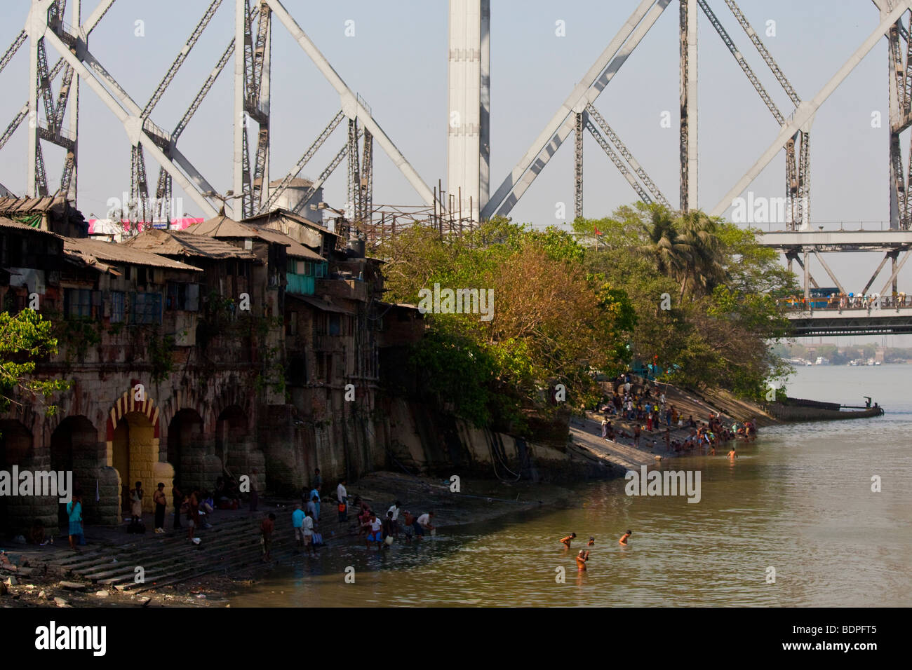 Ehemalige britische koloniale Schiffsanlegestellen und Howrah Brücke in Kalkutta Indien Stockfoto