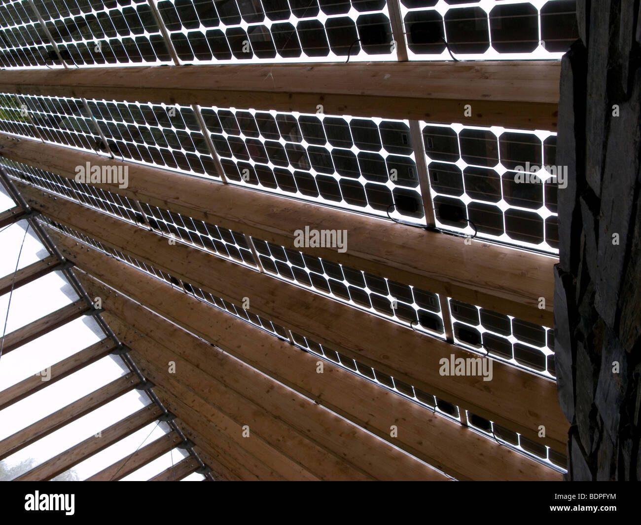 Glas und Holz Dach Solar finden am Zentrum für alternative Technologie (CAT) in der Nähe von Machynlleth in Wales Stockfoto