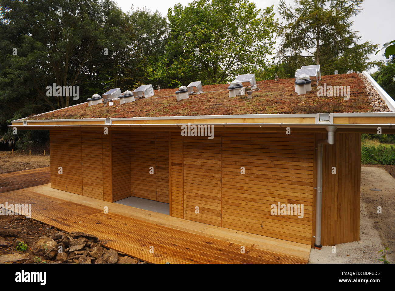 Dach gedeckt mit Sedum, Sonnenkollektoren und natürliche Lichtkuppeln. West Malling Gutspark, Kent, England, UK. Stockfoto