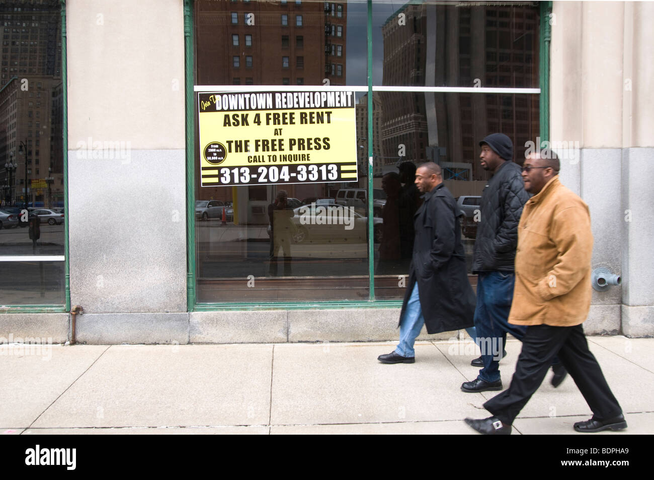 Detroit downtown Entwicklungsprogramm, drei afroamerikanischen Männern überqueren Büro gemietet werden Stockfoto