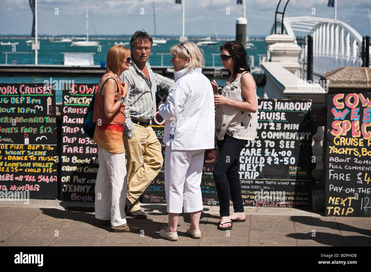 Touristen warten auf eine Sightseeing Tour Boot bei Cowes Woche Segelregatta, 2009, Isle Of Wight, England, UK Stockfoto