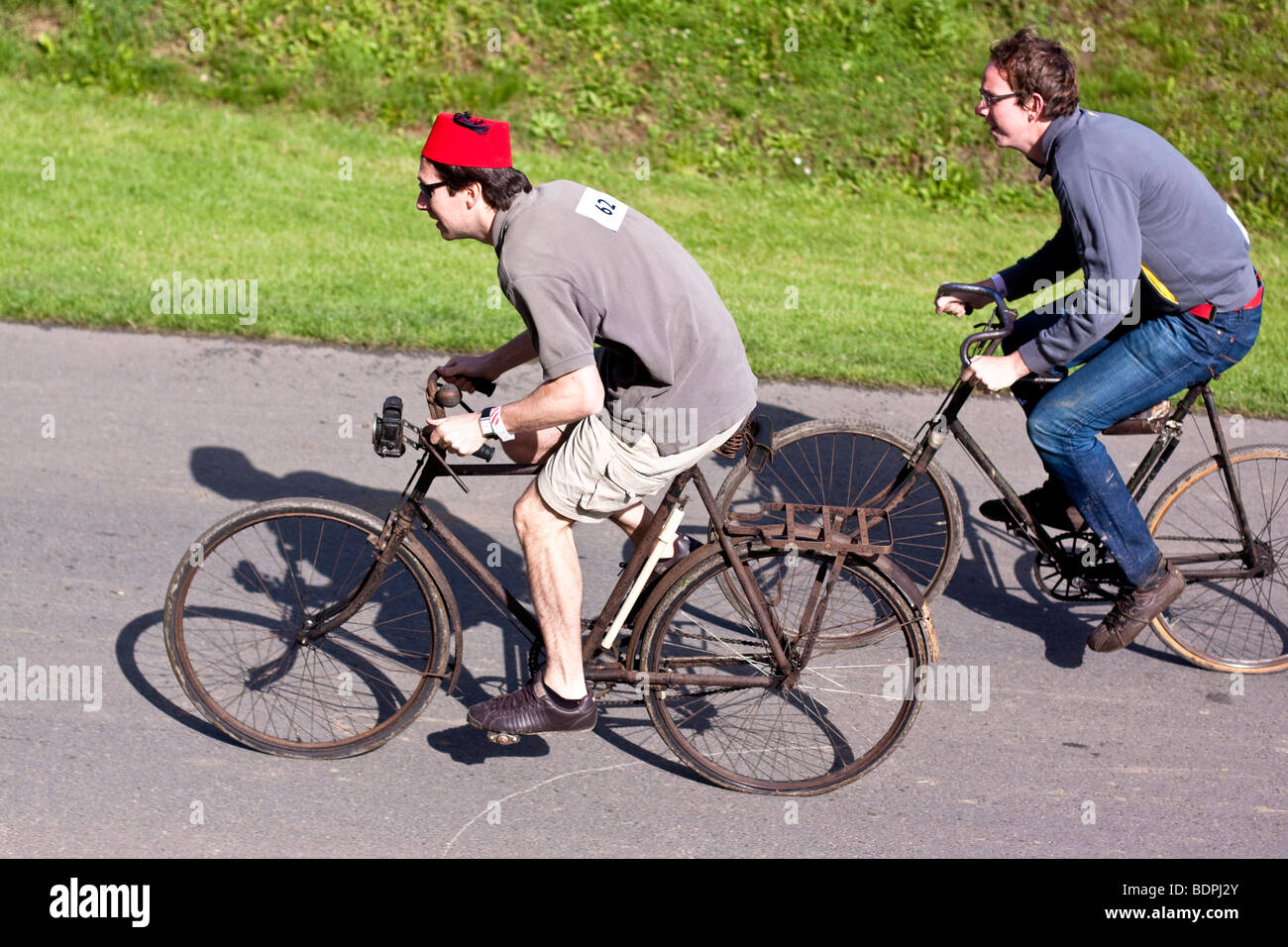 Zwei Radfahrer auf Oldtimer während das Radrennen im VSCC Prescott Hill Klettern Motorsport-Veranstaltung Stockfoto