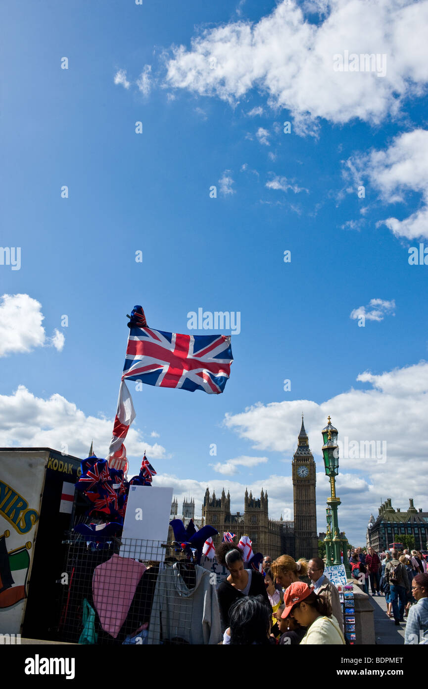 Ein Stall mit Souvenirs von London auf die Westminster Bridge. Foto von Gordon Scammell Stockfoto