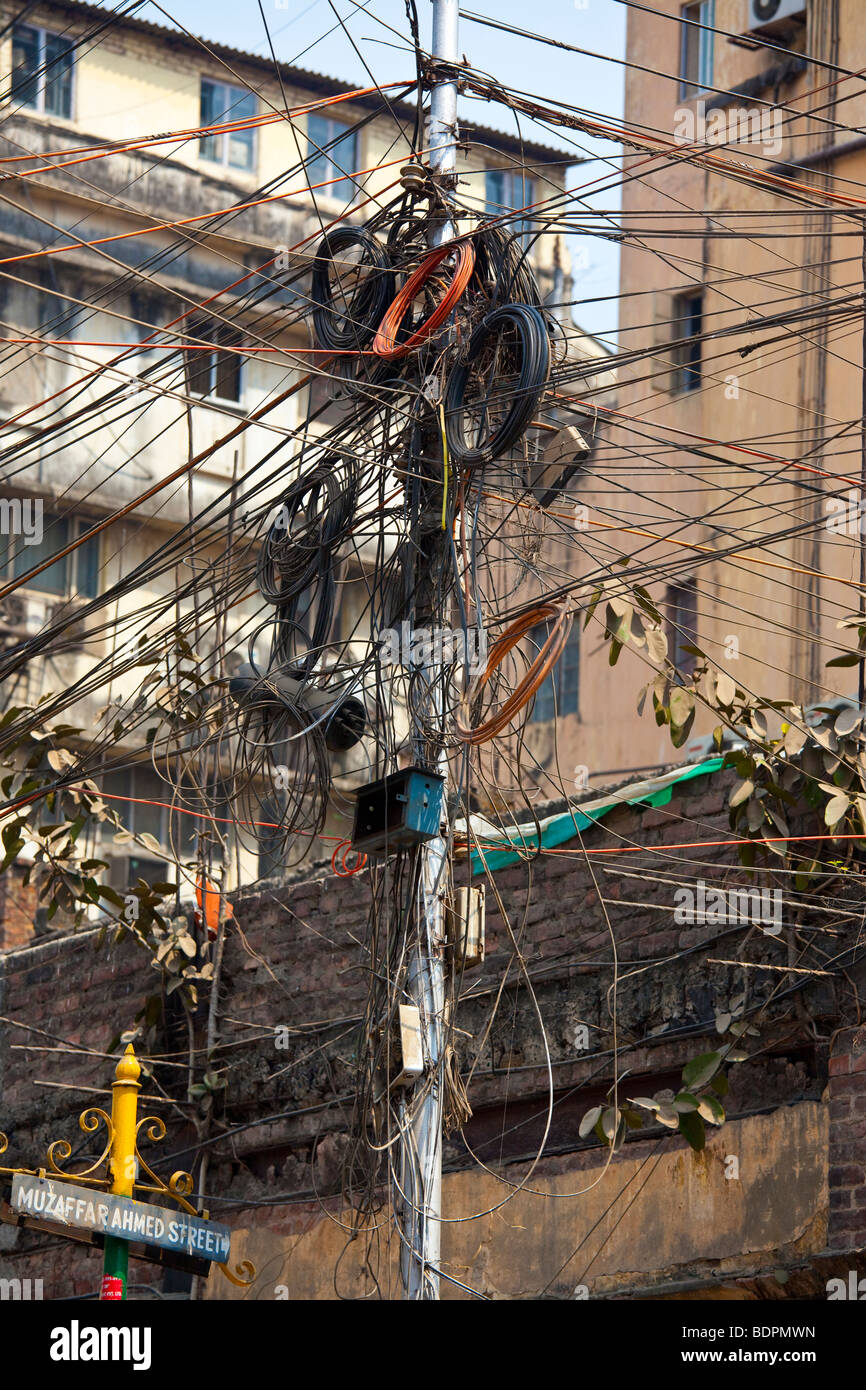 Gewirr von Kabeln in Kalkutta Indien Stockfoto