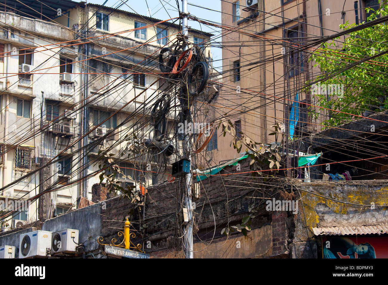 Gewirr von Kabeln in Kalkutta Indien Stockfoto