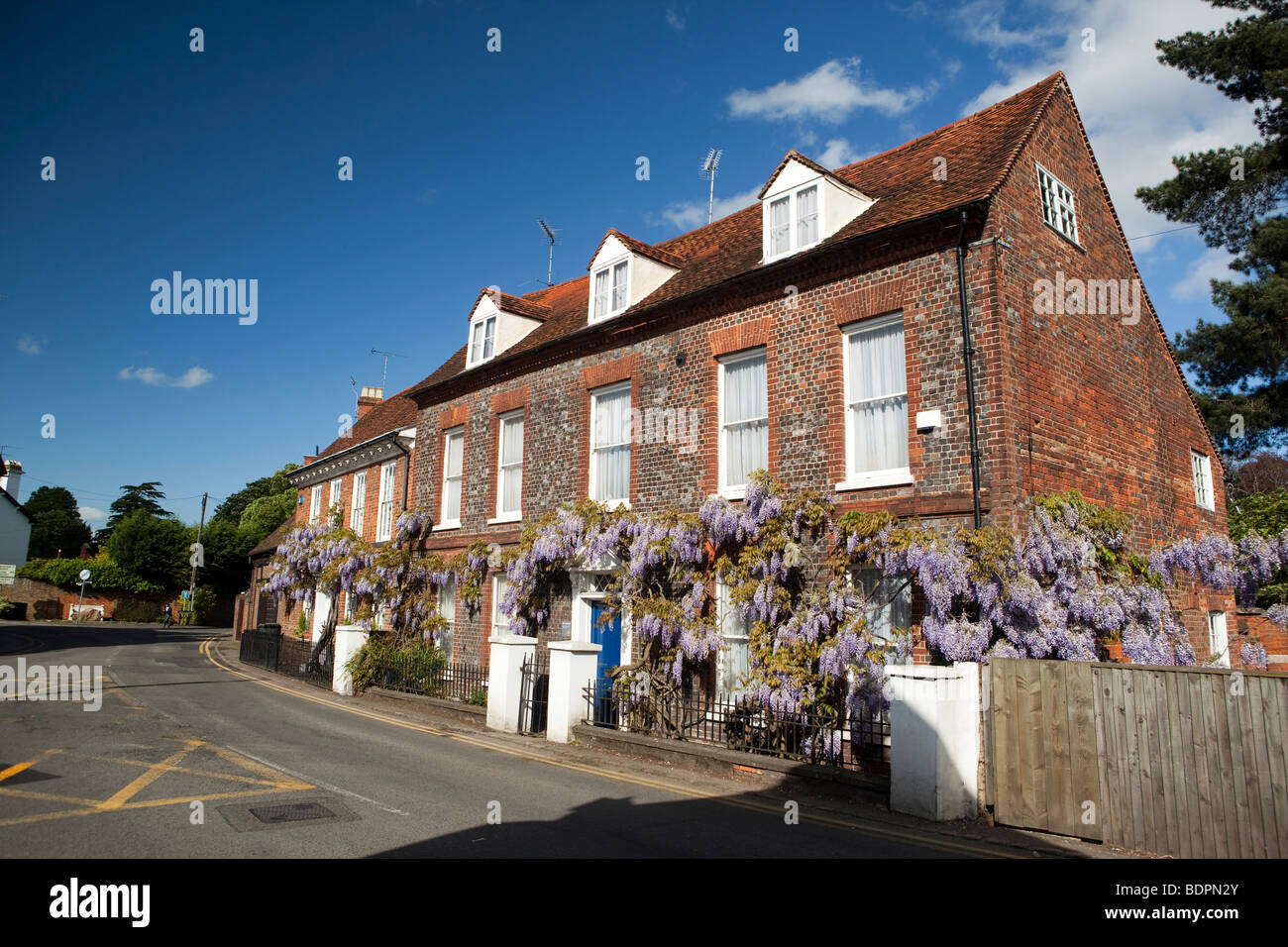 England, Berkshire, Cookham, Sutton Road, Glyzinien Ferienhaus Wisteria hing vor John Lewis Partnership Gebäude Stockfoto