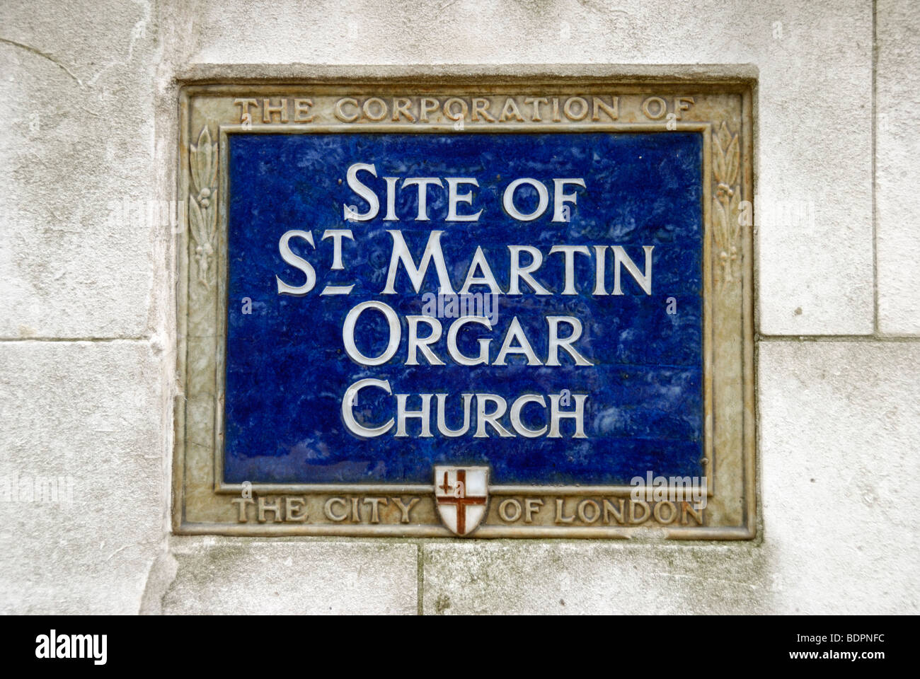 Blaue Plakette markiert den Standort des inzwischen abgerissenen Kirche St. Martin Orgar, Martin Lane, City of London, England, UK. Stockfoto
