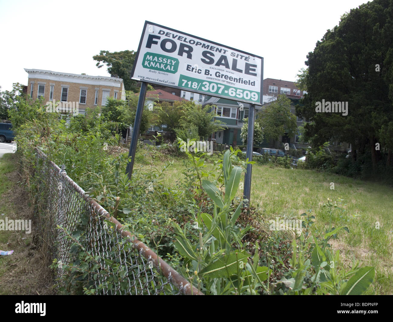 Viele Lose stehen in den USA in wirtschaftlich schwierigen Zeiten zum Verkauf und werden vernachlässigt. Brooklyn, New York. Stockfoto