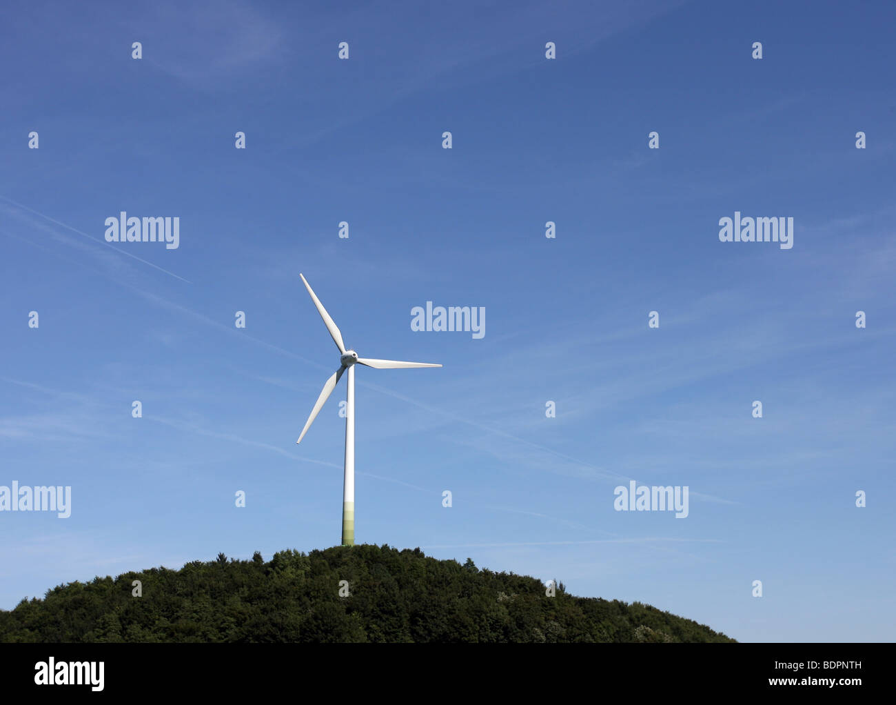 Eine Windkraftanlage vor blauem Himmel Stockfoto