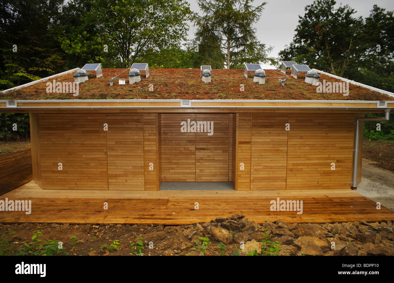 Dach gedeckt mit Sedum, Sonnenkollektoren und natürliche Lichtkuppeln. West Malling Gutspark, Kent, England, UK. Stockfoto
