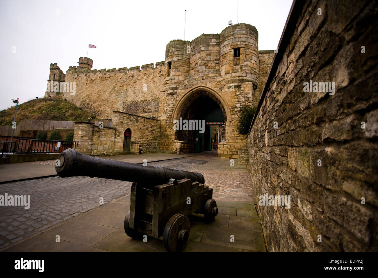 Die normannischen Mauern aus dem 11. Jahrhundert und das Torhaus von Lincoln Castle, Lincoln, England. Stockfoto