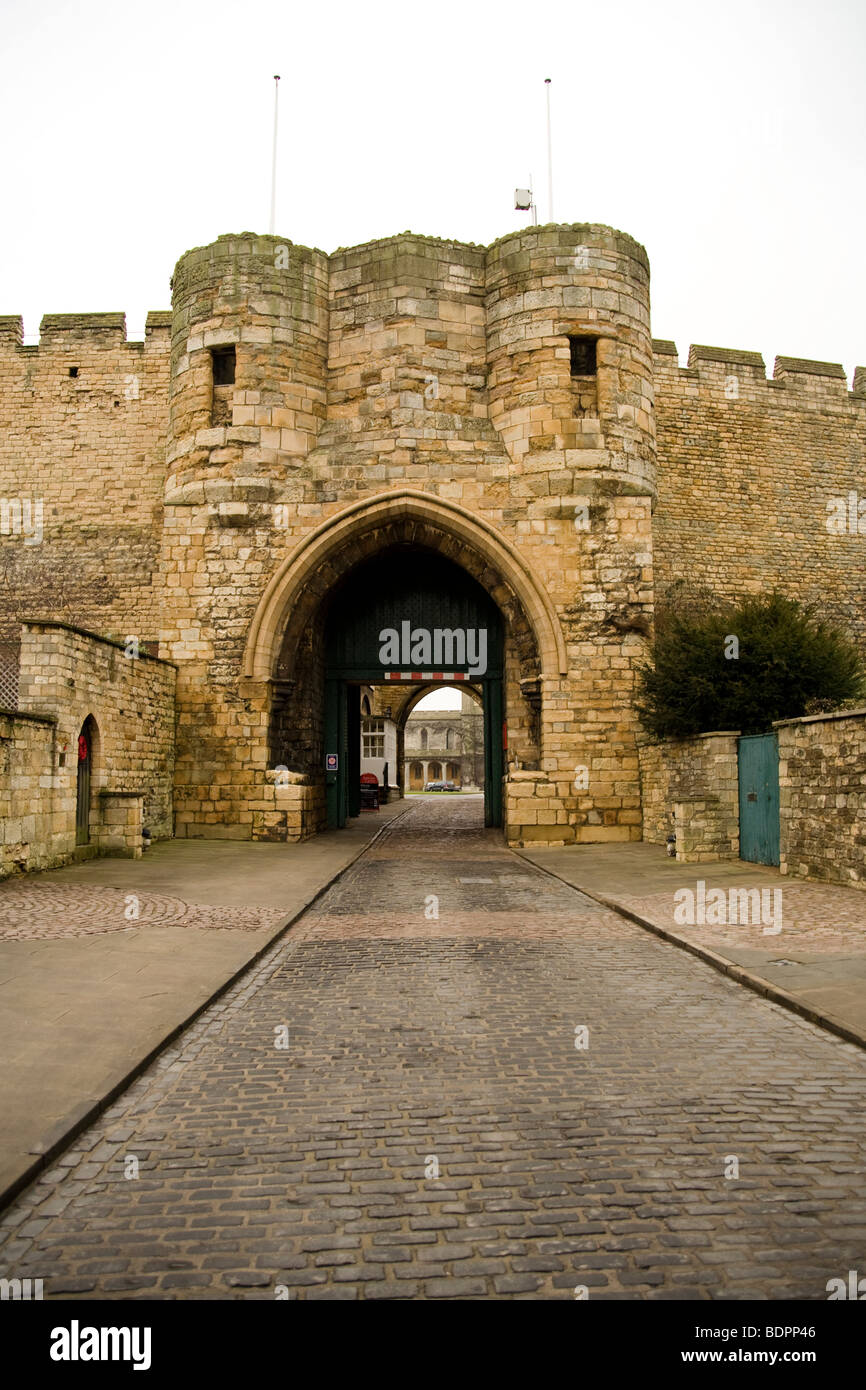 Die normannischen Mauern aus dem 11. Jahrhundert und das Torhaus von Lincoln Castle, Lincoln, England. Stockfoto