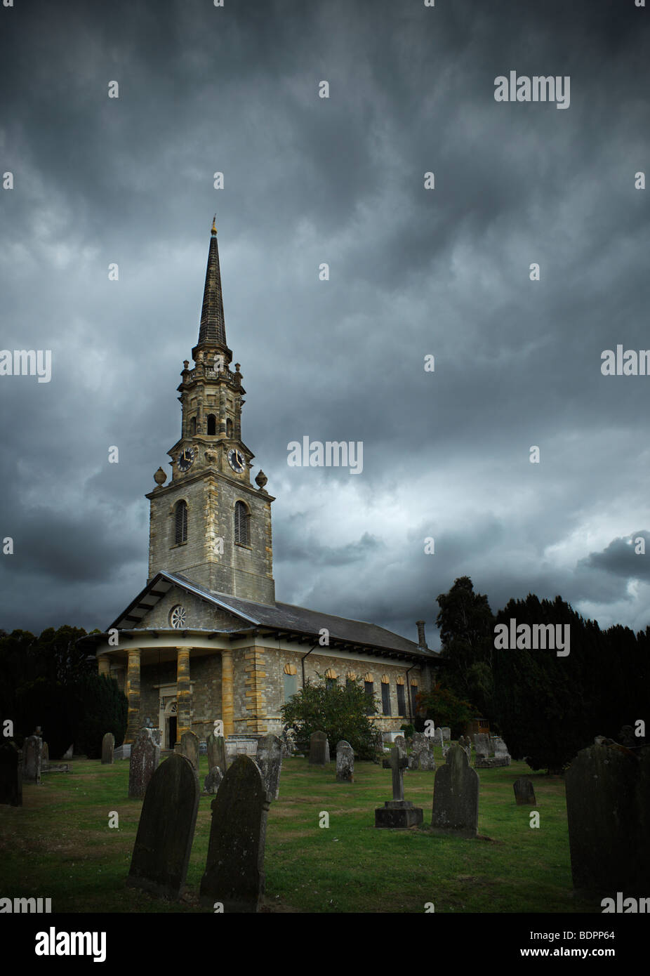 St.-Lorenz-Kirche, Mereworth, Kent, England, UK. Unter stürmischen Himmel. Stockfoto