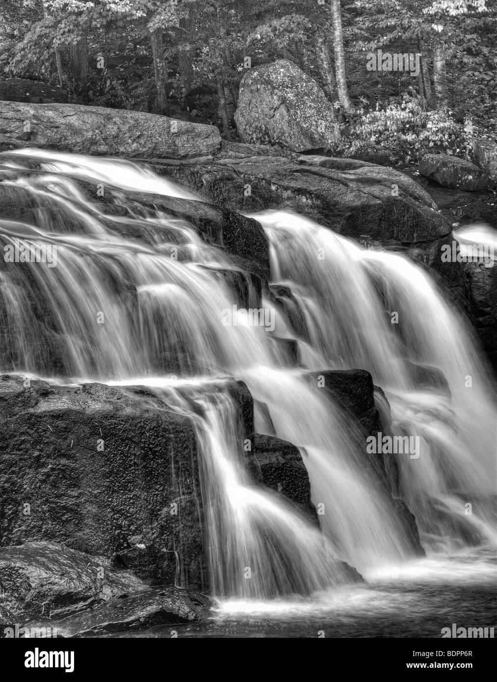 Wasser fließt über die Felsen am Wasserfall Stockfoto