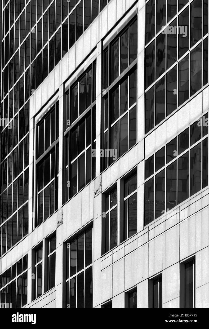 Fenster in einem Bürogebäude Stockfoto