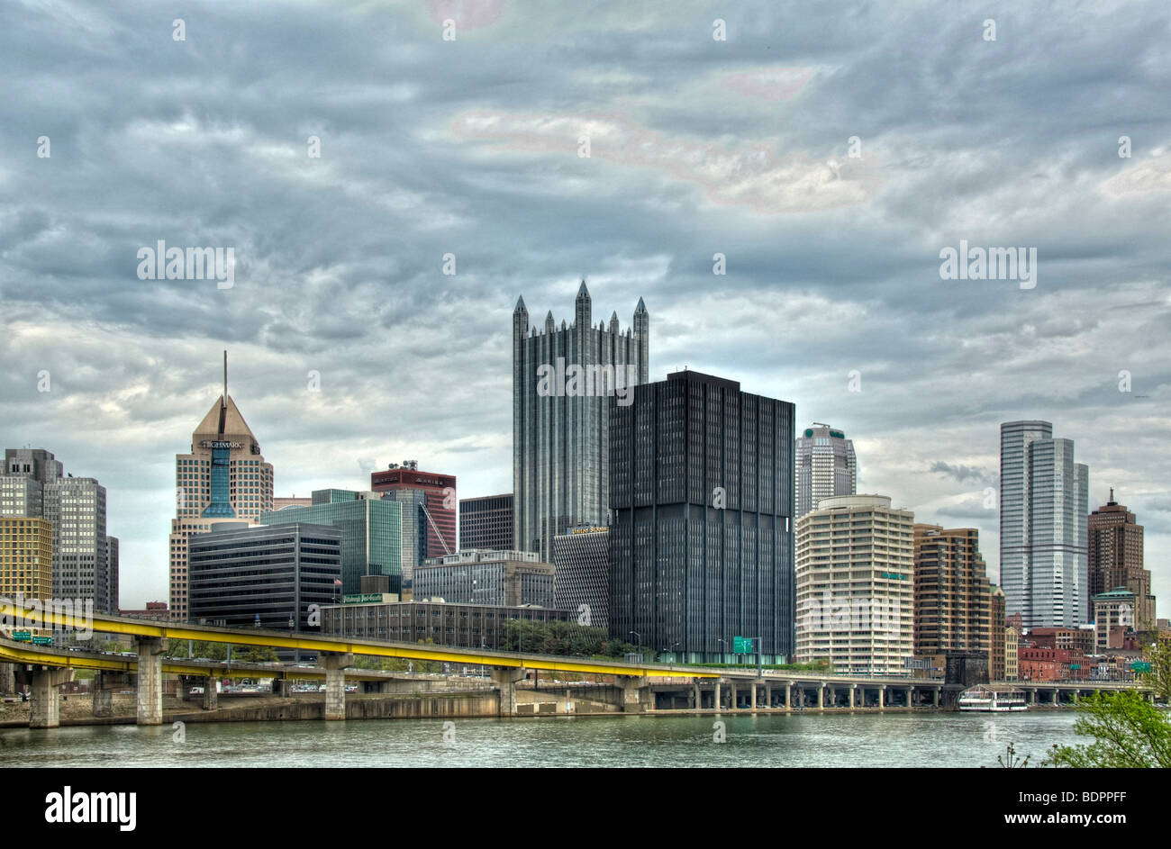 Hochhaus auf der anderen Flussseite in Pittsburgh Stockfoto