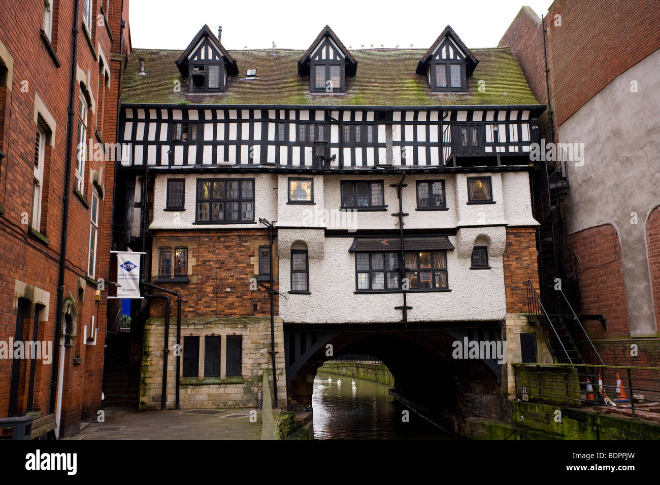 Der Fluss Witham verläuft unter der High Bridge, auch bekannt als The Glory Hole, im Stadtzentrum von Lincoln, England. Stockfoto