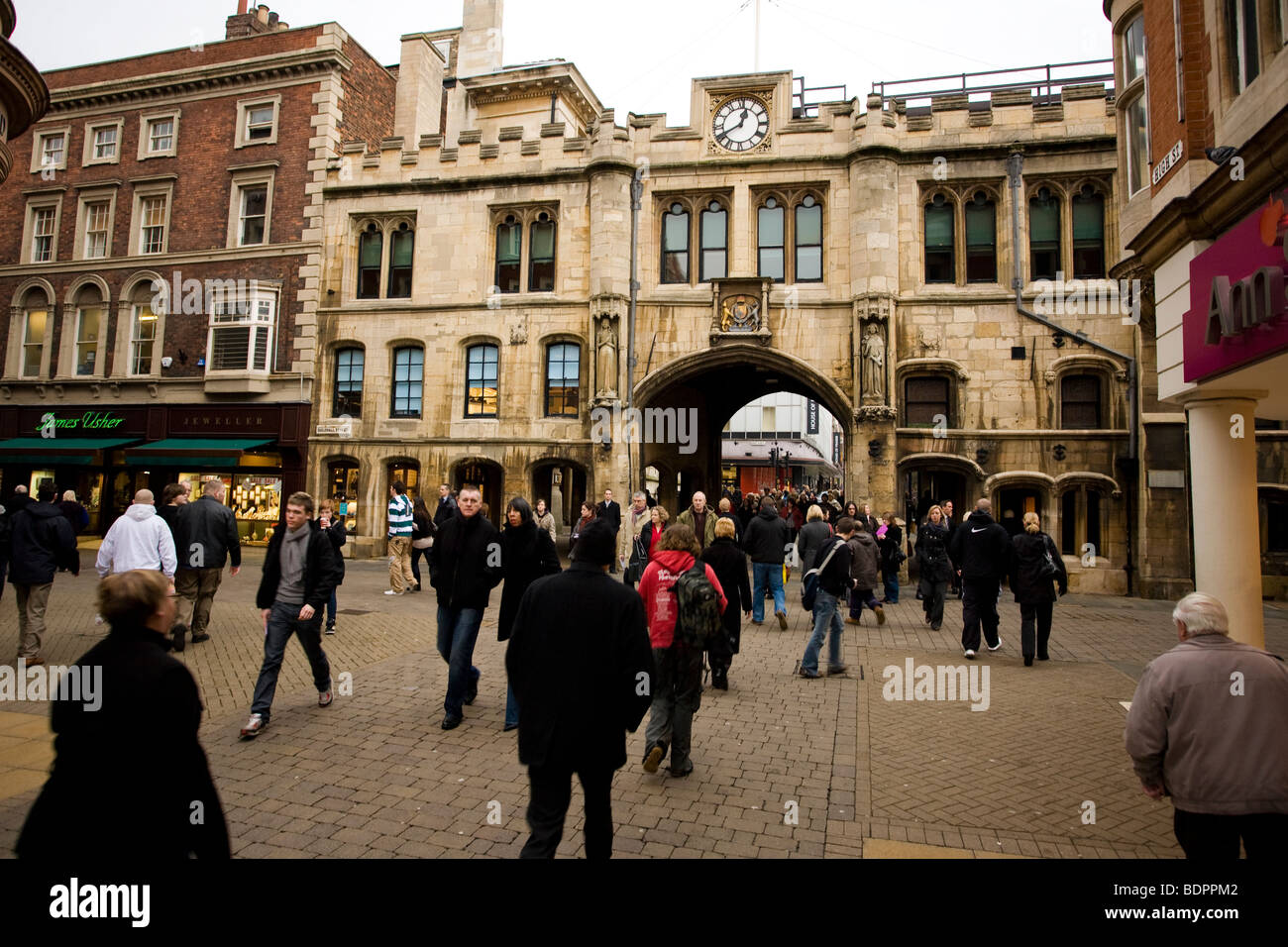 Das geschäftige Einkaufsviertel Bailgate in Lincoln, England, bietet eine Mischung aus mittelalterlicher und georgianischer Architektur. Stockfoto