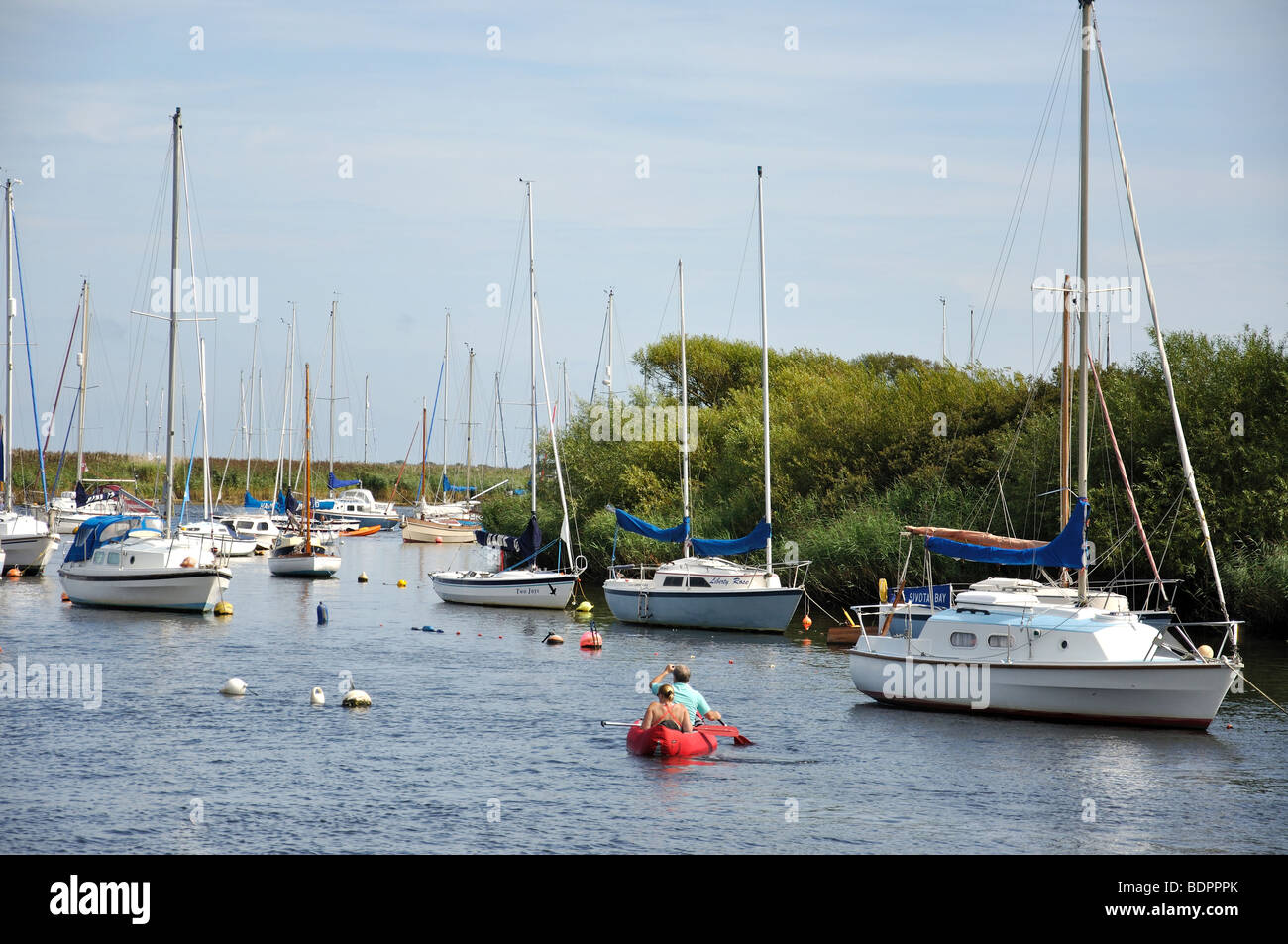 Blick über den Fluss Stour, Quomps, Christchurch Quay, Christchurch, Dorset, England, Vereinigtes Königreich Stockfoto