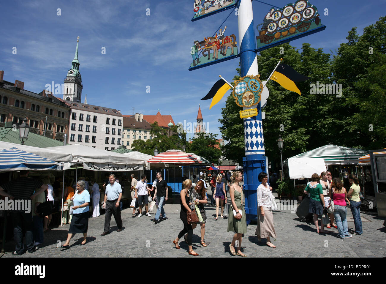 Maibaum auf dem Viktualienmarkt in München Stockfoto