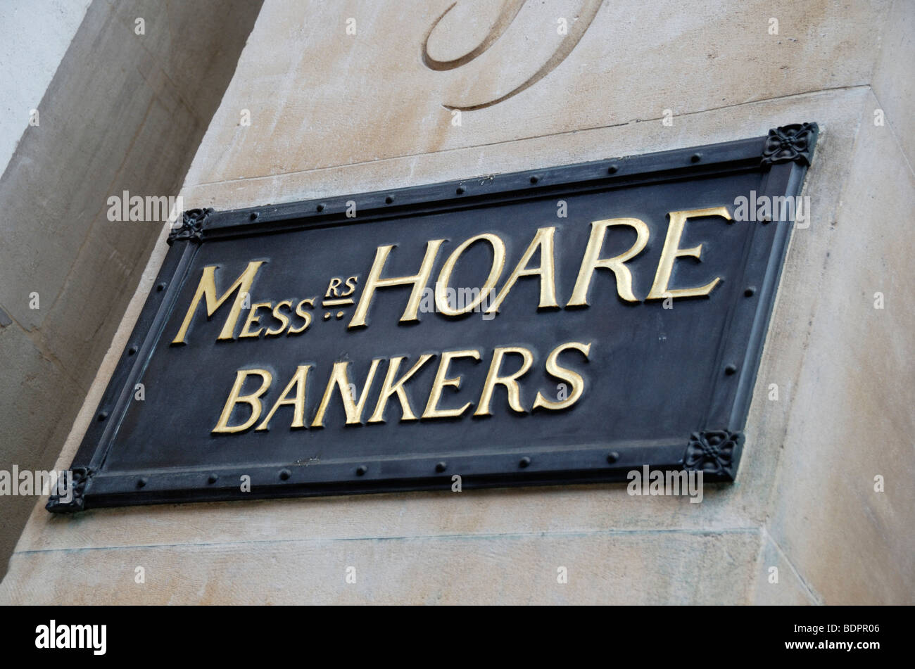 Messers Hoare Banker Bronzetafel außerhalb unabhängige Privatbank C. Hoare und Co., London, England, UK Stockfoto
