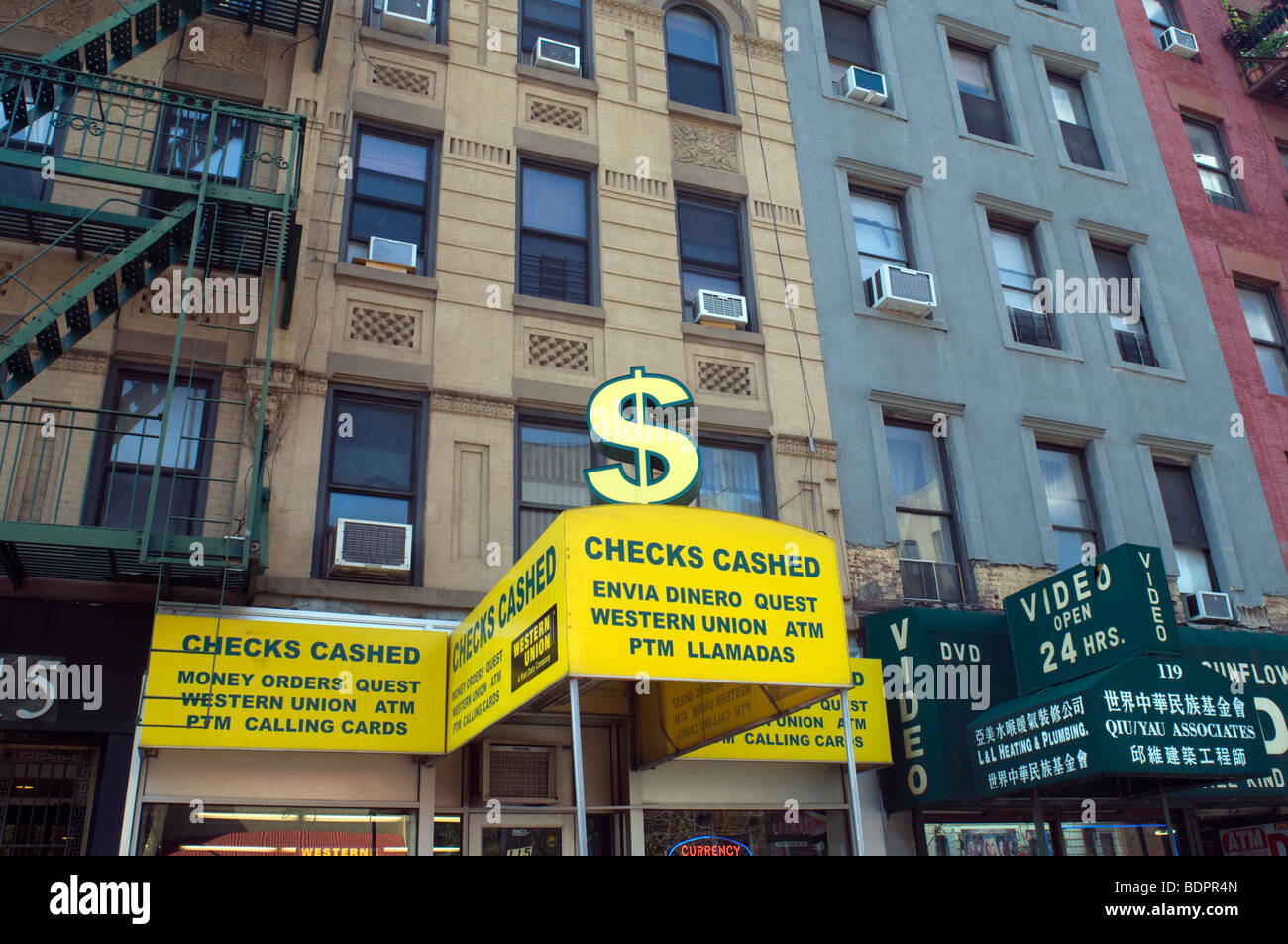 Scheckeinlösung Geschäft im Stadtteil Lower East Side von New York auf Sonntag, 30. August 2009. (© Frances M. Roberts) Stockfoto