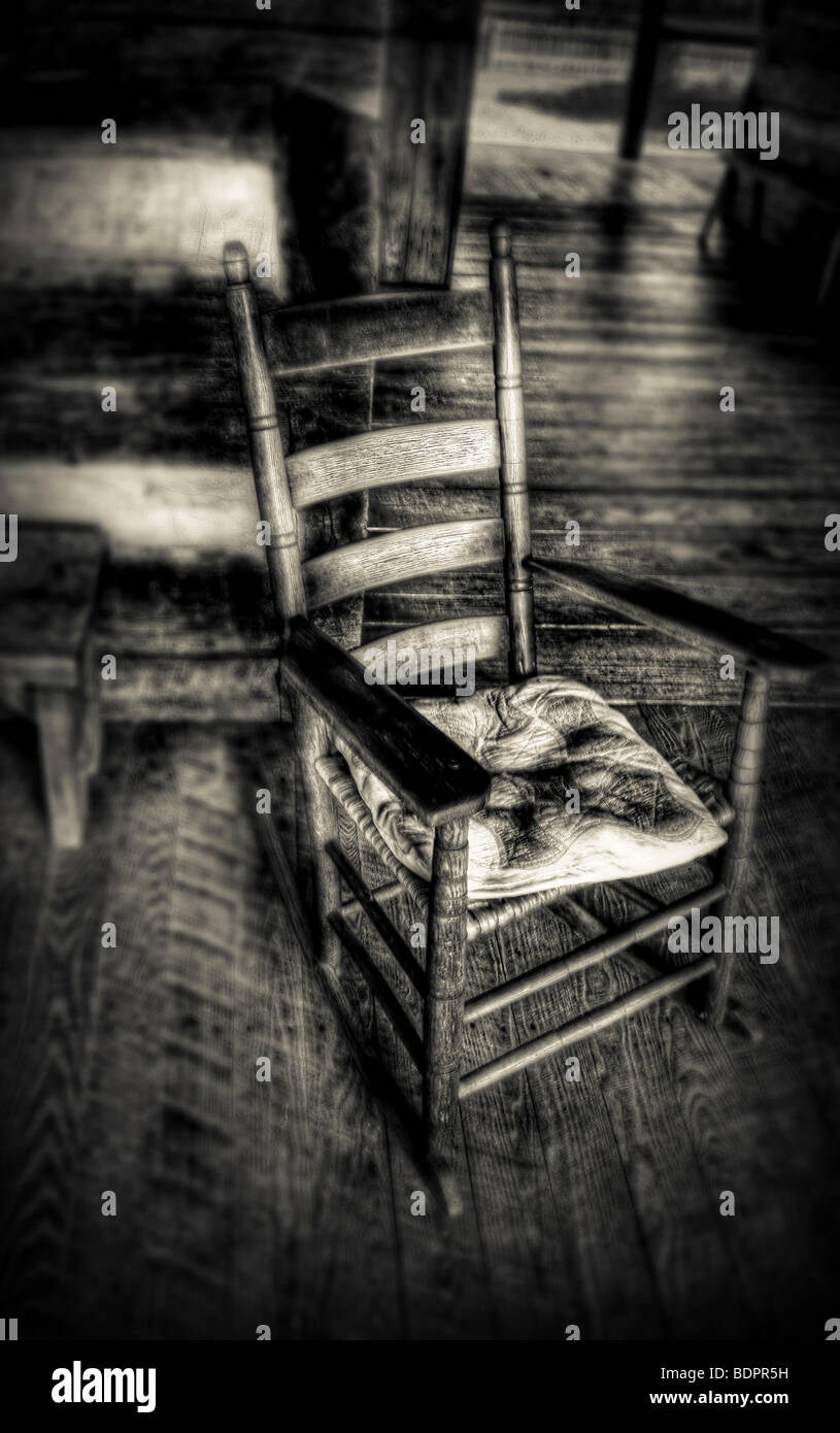 Einen alten Schaukelstuhl mit Polster Stockfoto