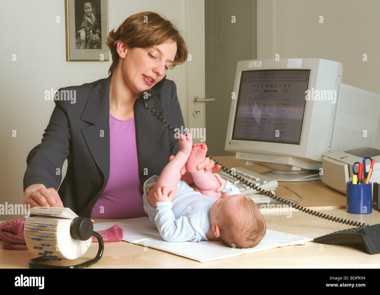 Mutter mit Baby im Büro. Stockfoto